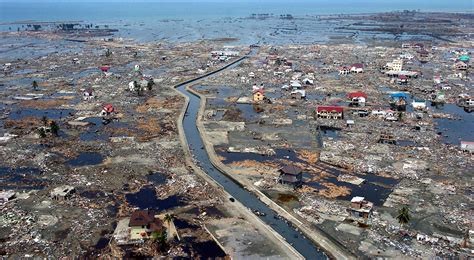 2004 års Indiska Oceanens Tsunami: Ett Naturkatastrof som Överväldiga Sydöstasien och Förändrade Indonesiens Landskap