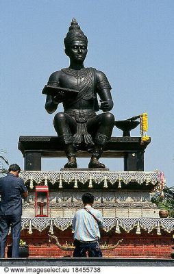 Sukhothai-kungens Kröning: En Fusion av Theravada-Buddhism och Khmer Kungligt Maktutövning i 1100-talets Thailand