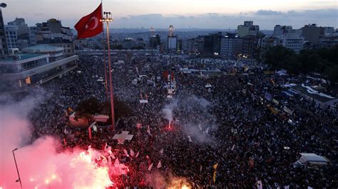 Geziprotesterna, en våg av folkrärelse mot den turkiska regeringens politik och ett tecken på förändring i det 21:a århundradets Turkiet